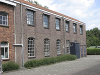 901163 Gezicht op het fabrieksgebouw van Mobach Keramiek (Kanaalweg 24) te Utrecht.